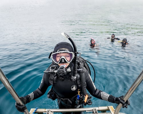 Wearing a diving exposure suit in warm climate